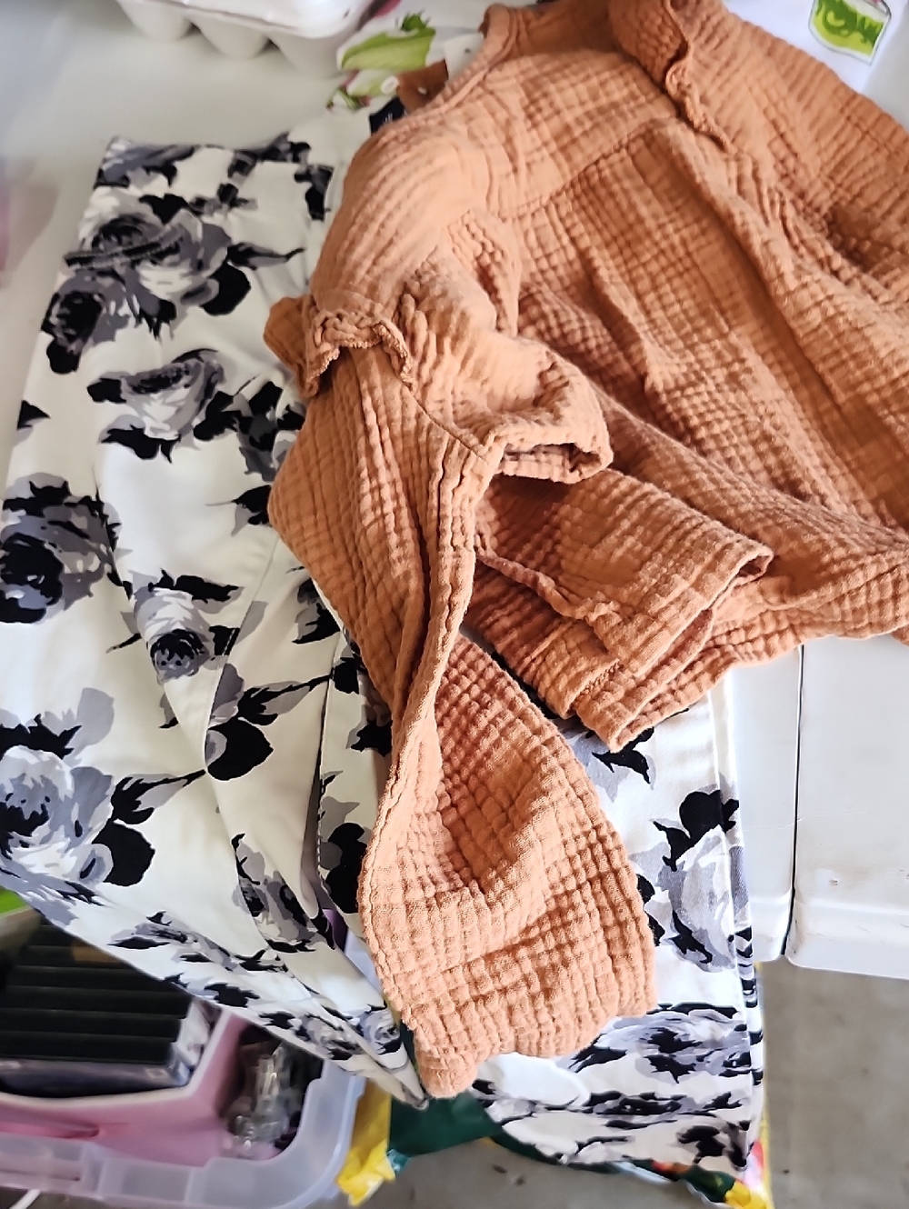 Rust Gauze Ruffle Top with Black & White Floral Pants Sz 6
